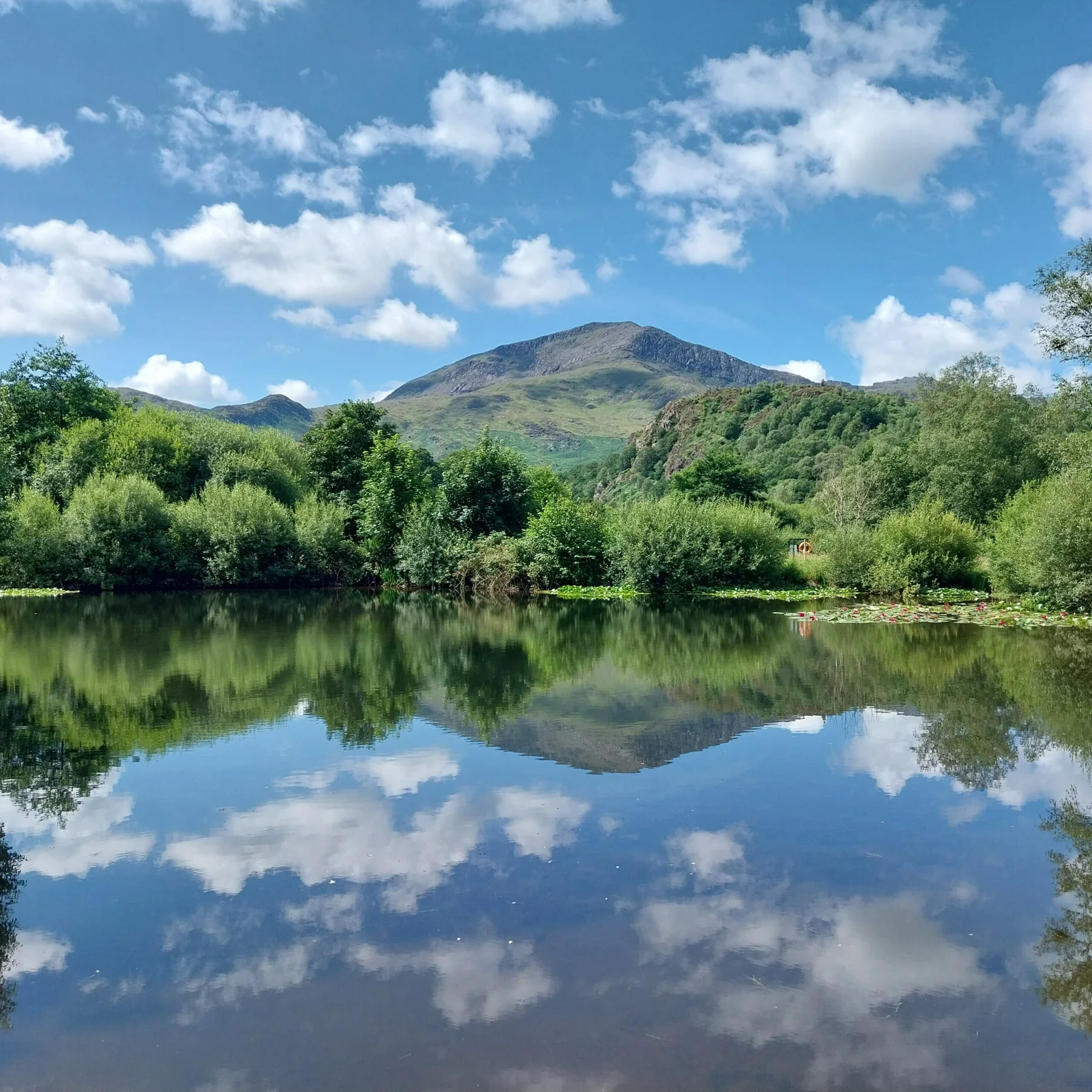 Mountain and water scenery close to Cae Du Campsite in Eryri