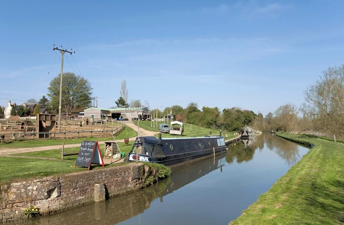 Oxford Canal beside The Pig Place